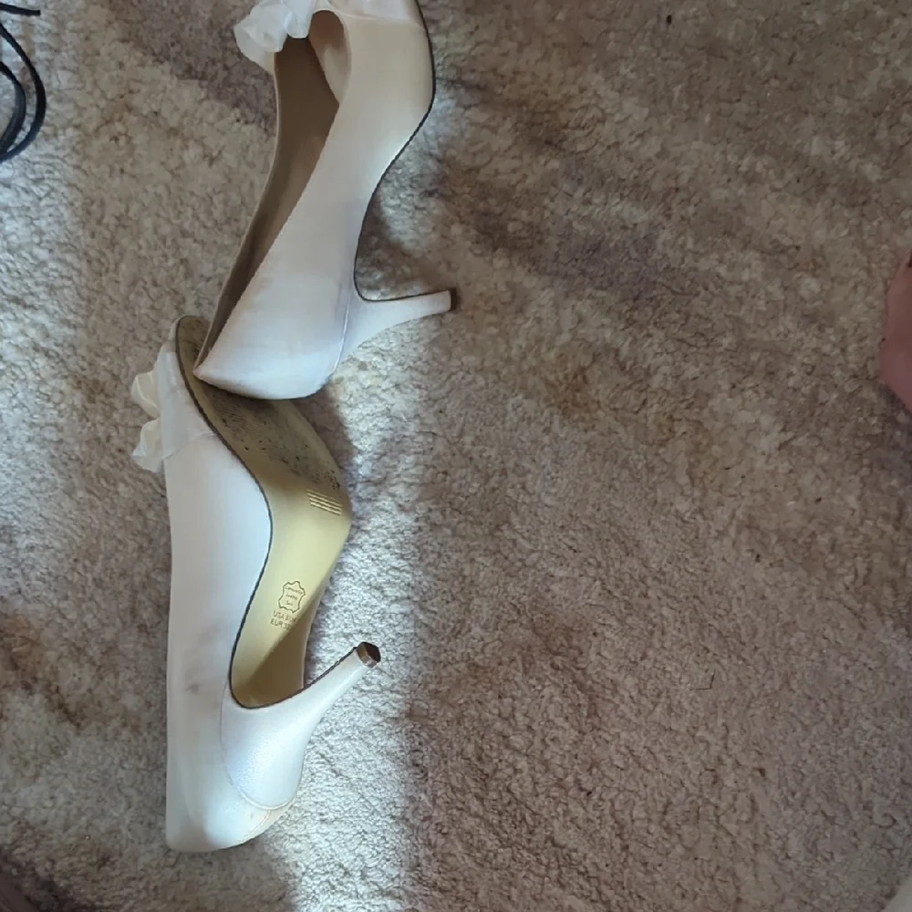 Vintage Nina Ivory Heels with Elegant Ruffle. Lovingly Pre-owned. As Is.